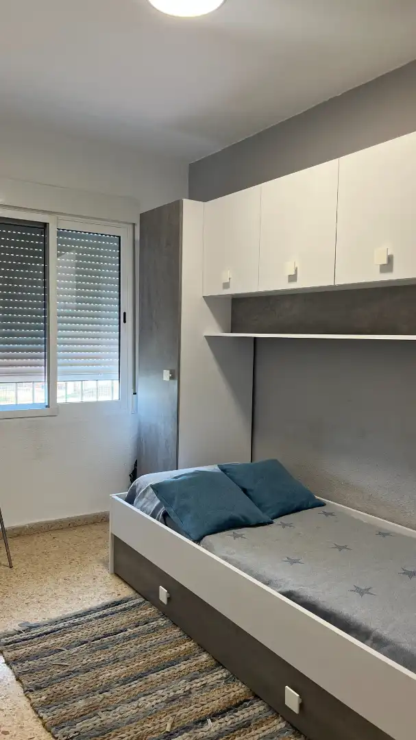 Dormitori de Pis de lloguer en Valencia amb Aire condicionat, Moblat i Forn