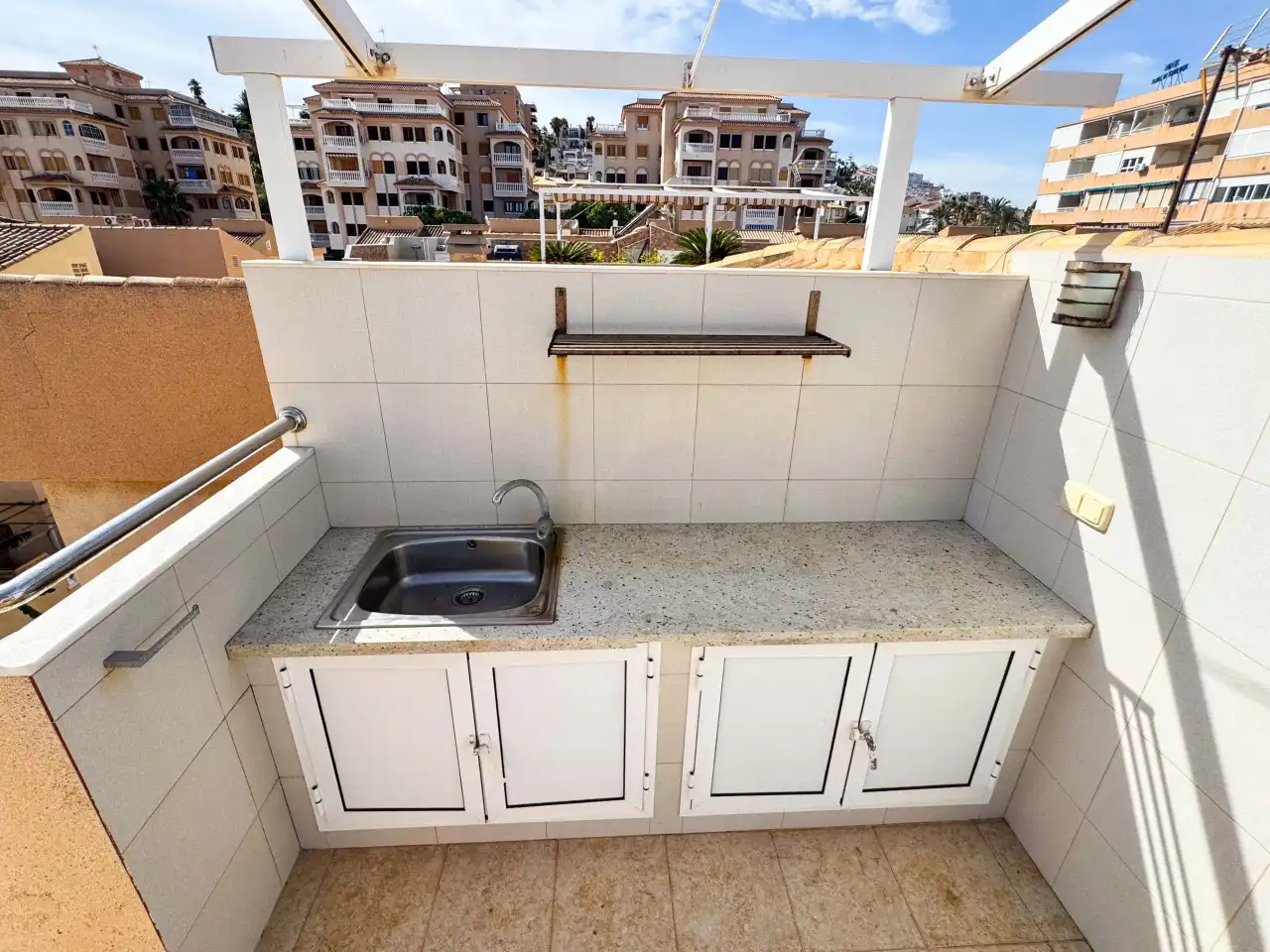 Cuina de Casa adosada en venda en Torrevieja amb Aire condicionat, Calefacció i Jardí privat