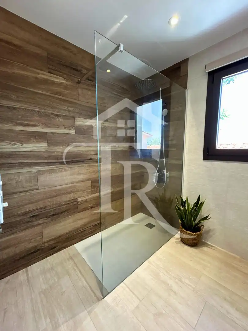 Bathroom of Houses for sale in Roda de Berà  with Air Conditioner, Heating and Private garden