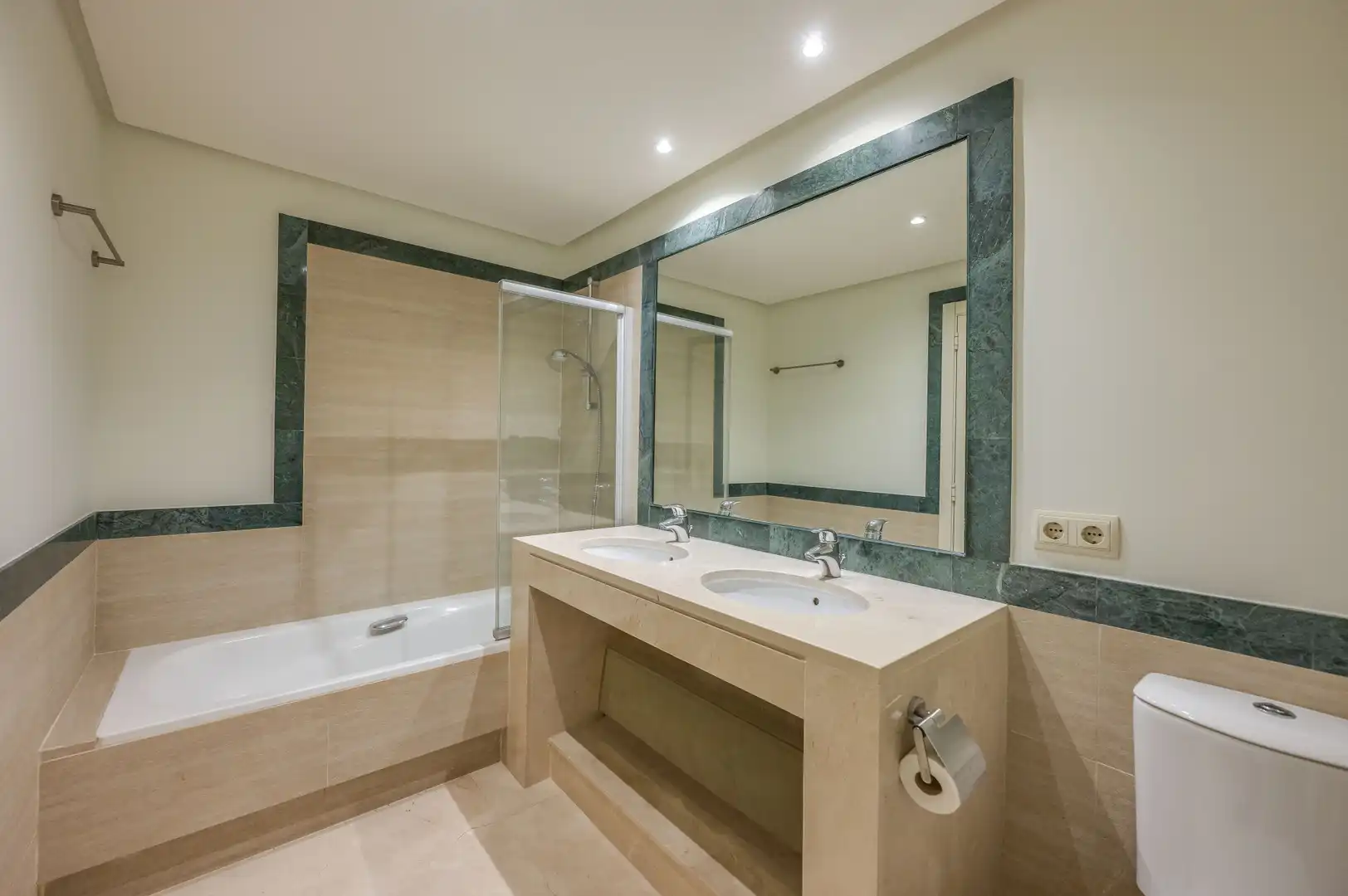 Bathroom of Apartments for sale in Benahavís  with Air Conditioner, Terrace and Storage room