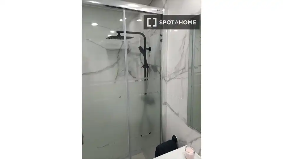 Bathroom of Flat for rent in Valencia  with Air Conditioner, Heating and Furnished