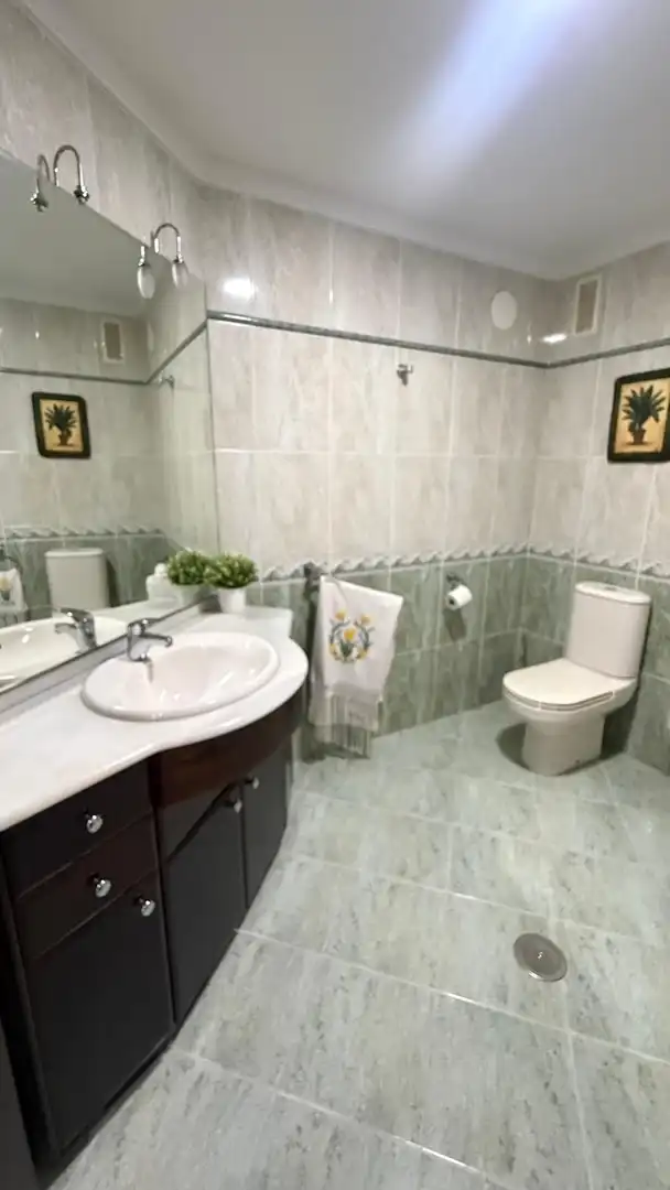 Badezimmer von Wohnung zum Verkauf in Adra mit Klimaanlage, Heizung und Abstellraum