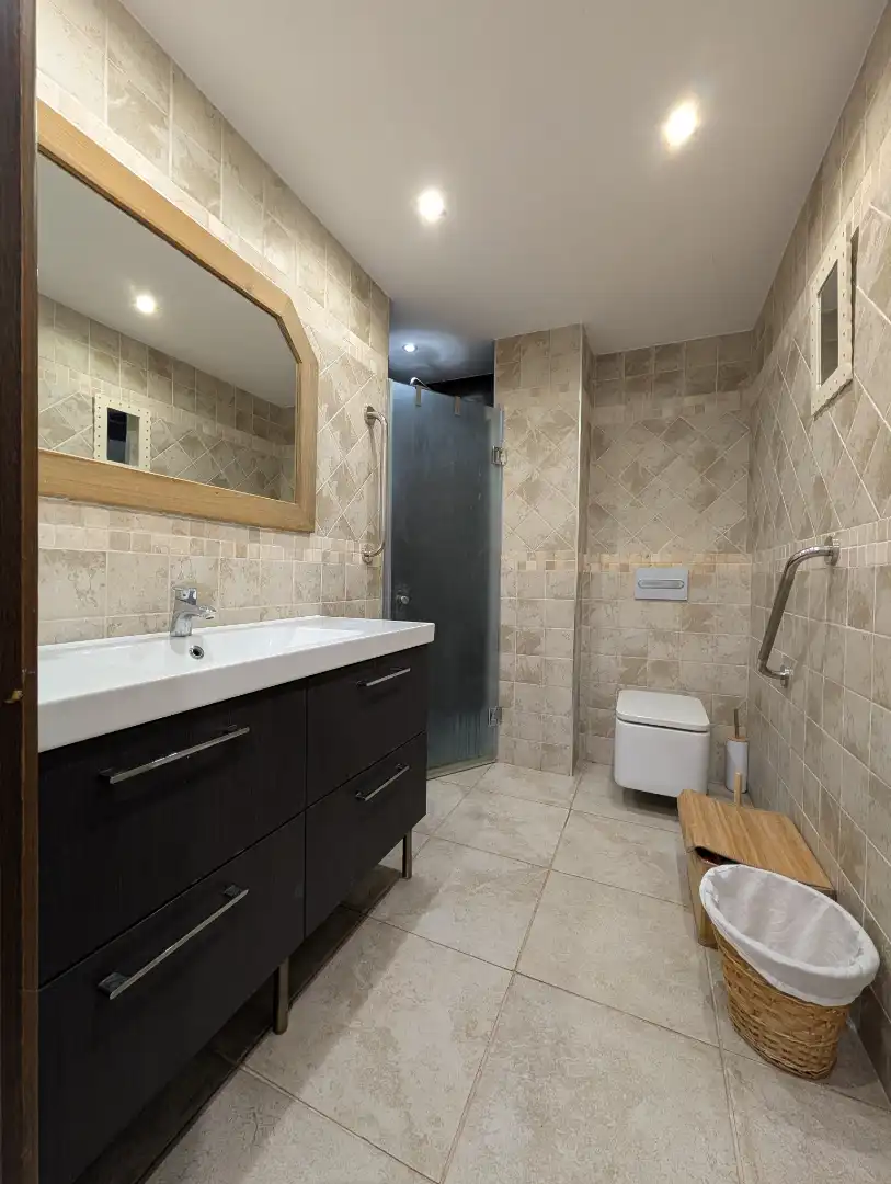 Baño de Planta baja de alquiler en Estepona con Aire acondicionado, Calefacción y Terraza