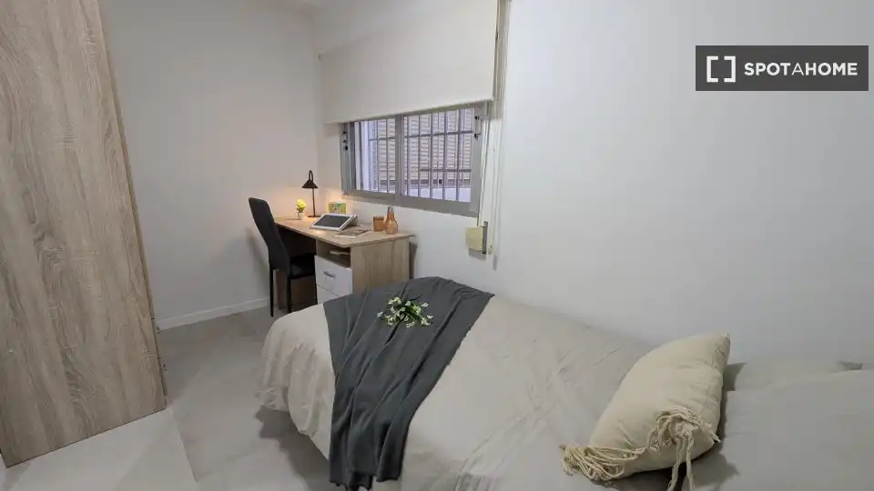 Bedroom of Flat for rent in Burjassot  with Air Conditioner, Heating and Furnished