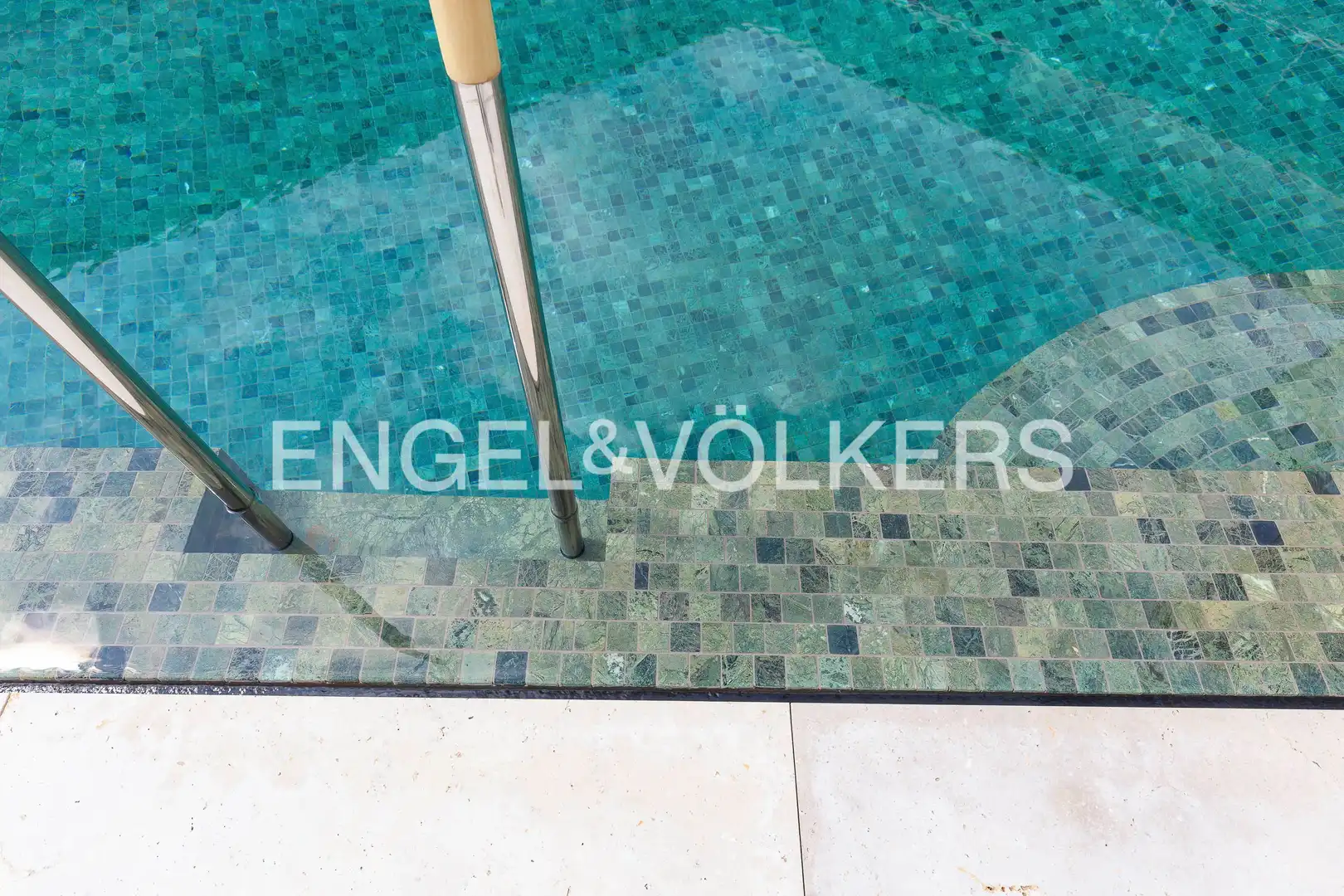Piscina de Piso en venta en Madrid con Aire acondicionado, Calefacción y Jardín privado
