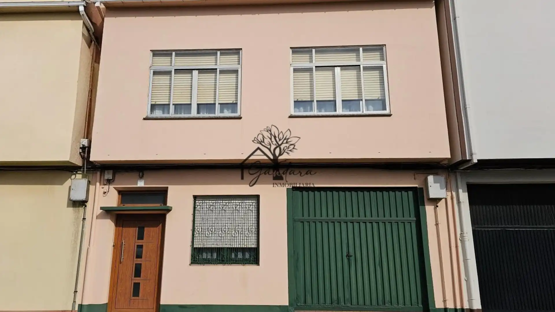 Vista exterior de Casa adosada en venda en Narón amb Calefacció, Jardí privat i Traster