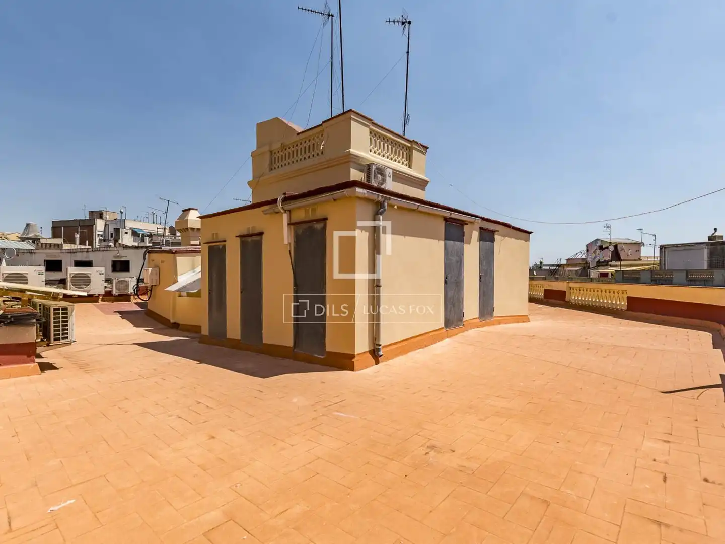 Außenansicht von Wohnung zum Verkauf in Barcelona mit Klimaanlage, Parkett und Terrasse