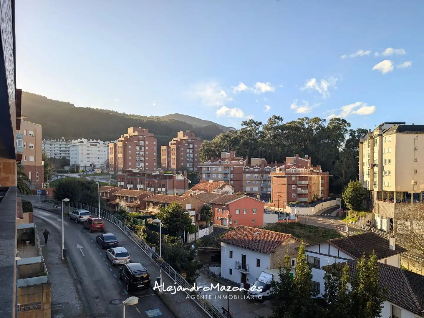 Vista exterior de Piso en venta en Castro-Urdiales con Calefacción, Parquet y Terraza