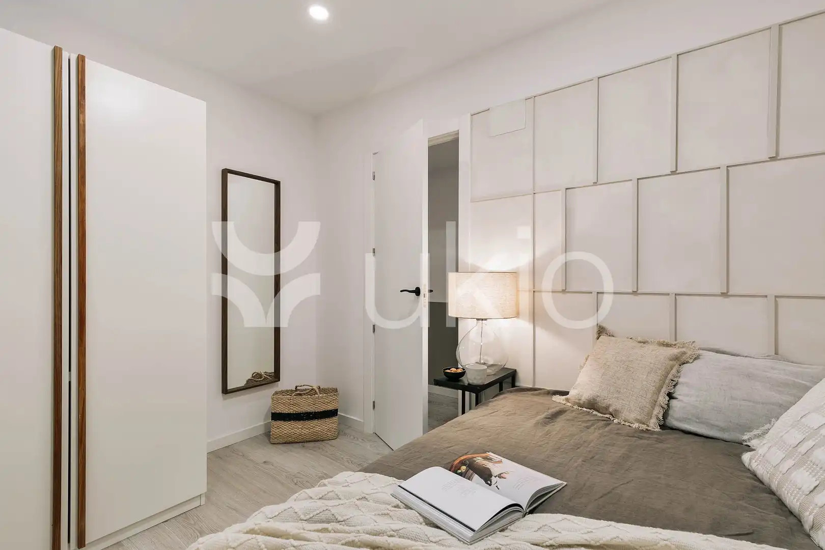 Dormitori de Apartament de lloguer en Barcelona amb Aire condicionat, Calefacció i Moblat