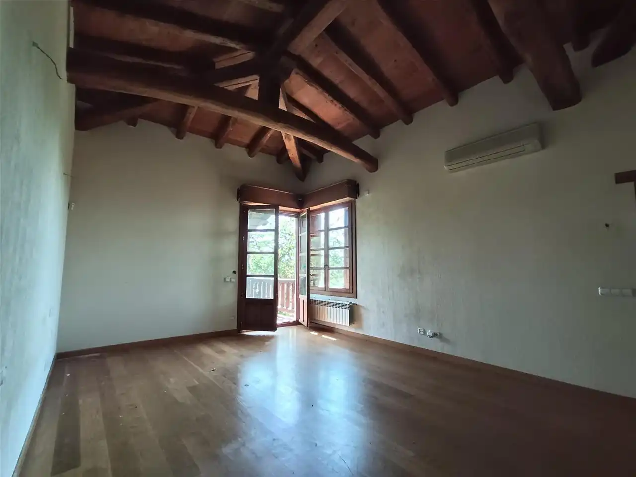 Sala d'estar de Casa o xalet en venda en Torrelodones amb Jardí privat i Piscina