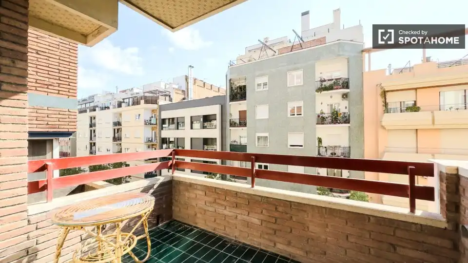 Terrassa de Pis per a compartir en Barcelona amb Aire condicionat, Calefacció i Moblat