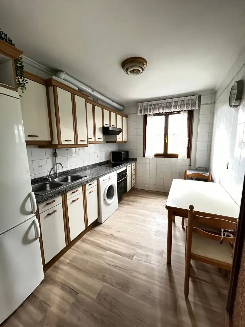 Cocina de Piso de alquiler en Oviedo  con Calefacción, Parquet y Trastero