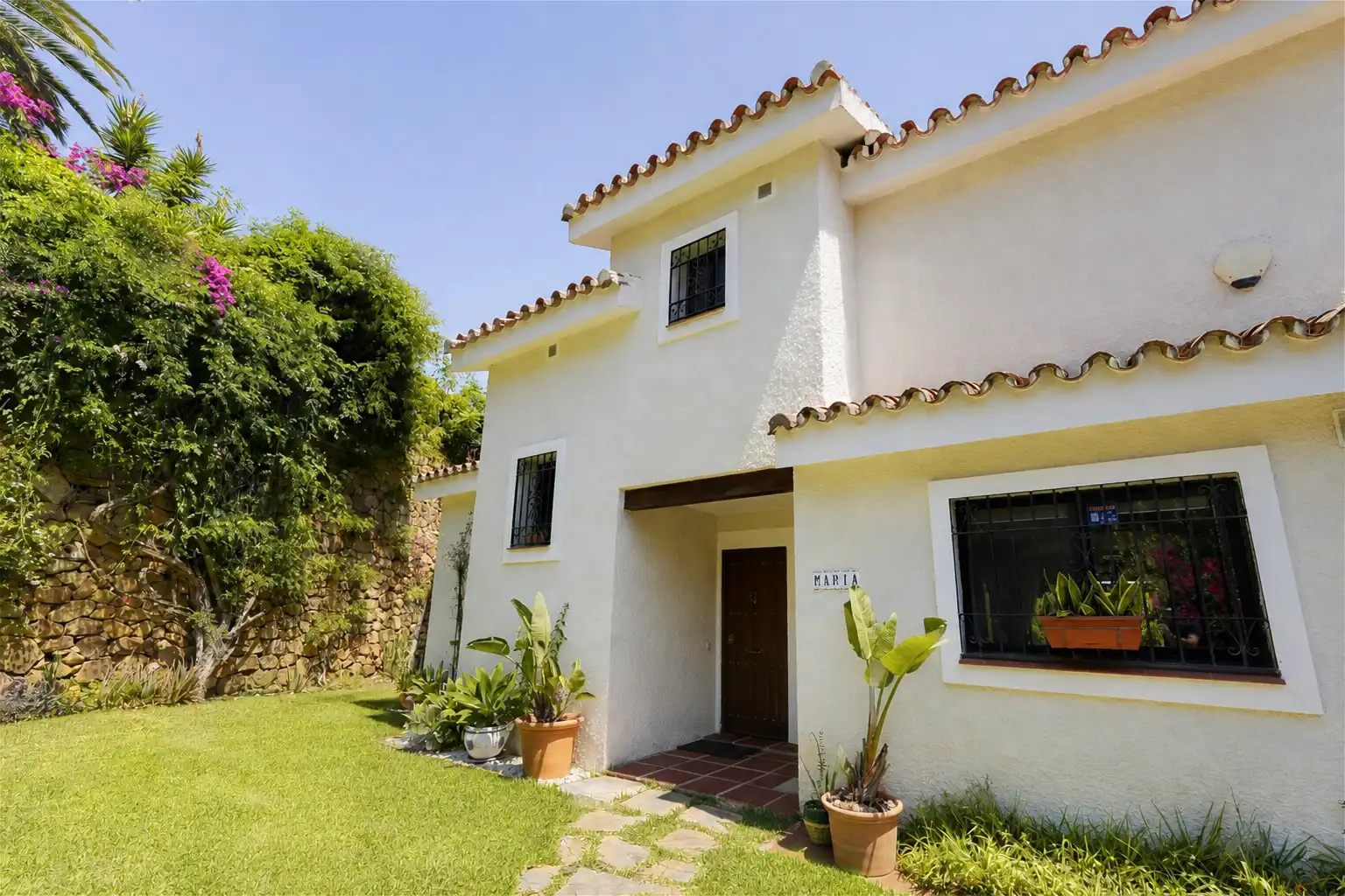 Vista exterior de Casa o xalet en venda en Mijas amb Aire condicionat, Jardí privat i Terrassa