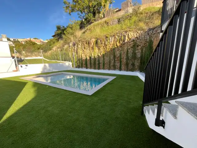 Piscina de Casa o xalet en venda en Calafell amb Aire condicionat, Calefacció i Jardí privat
