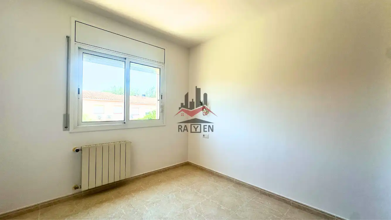 Habitación de Casa adosada en venta en Figueres con Calefacción