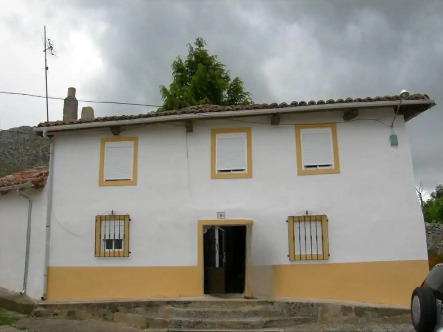 Vista exterior de Pis en venda en Sotresgudo amb Jardí privat