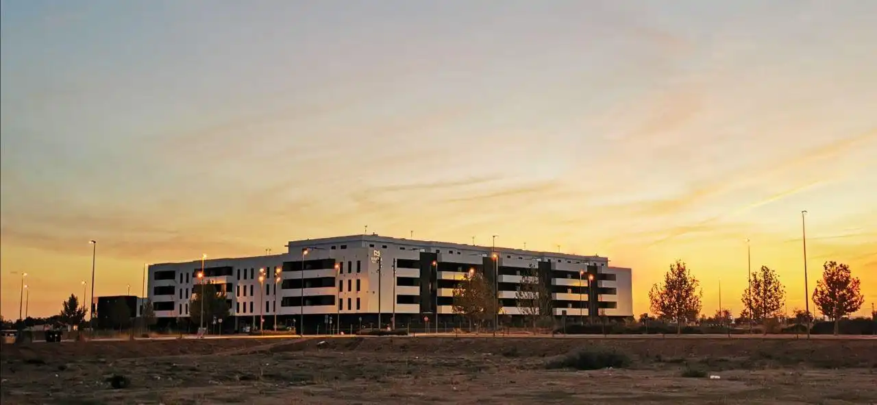 Außenansicht von Wohnung zur Miete in La Rinconada mit Klimaanlage, Heizung und Terrasse