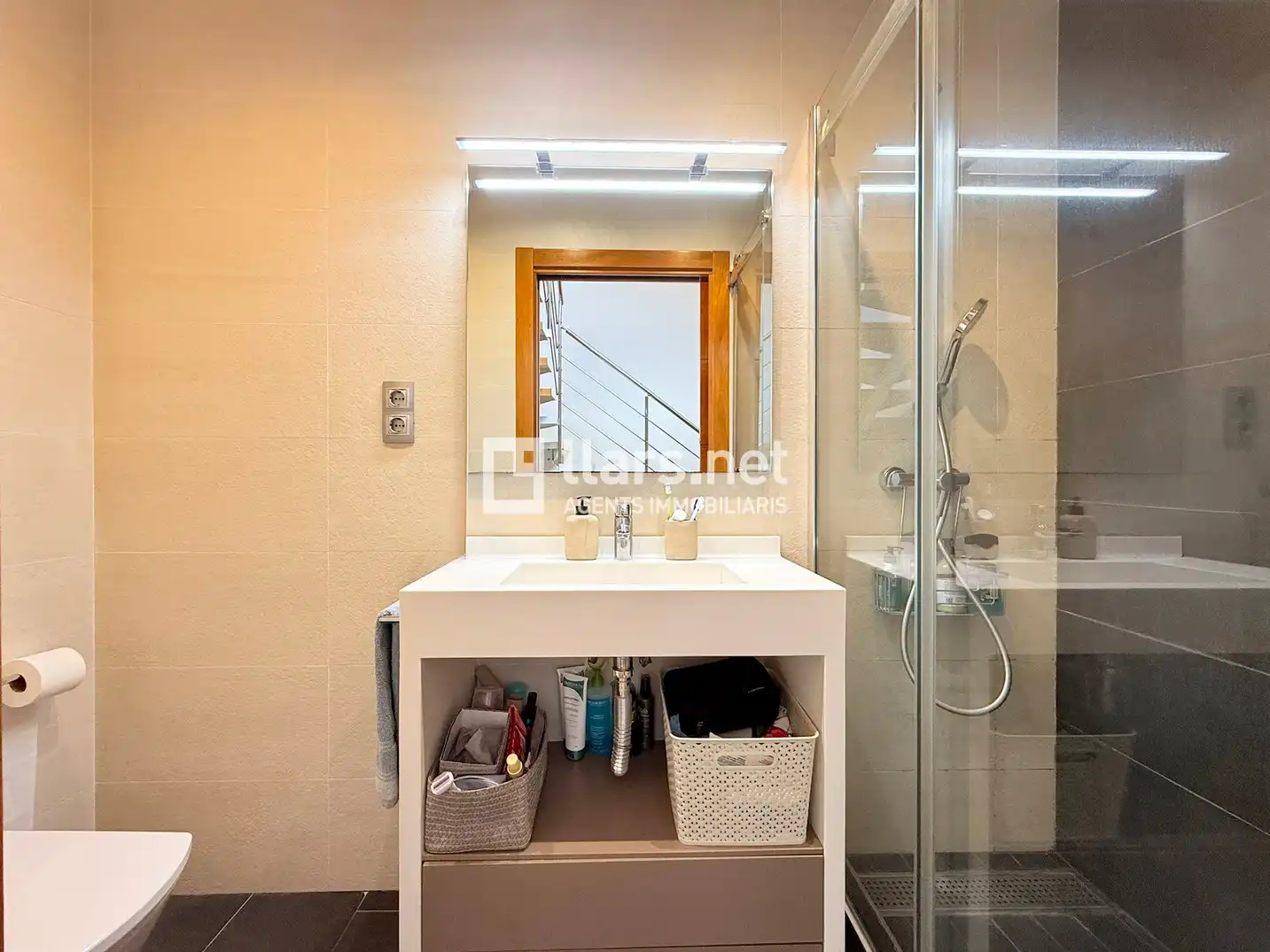 Badezimmer von Einfamilien-Reihenhaus zum Verkauf in Vilanova i la Geltrú mit Klimaanlage, Heizung und Parkett