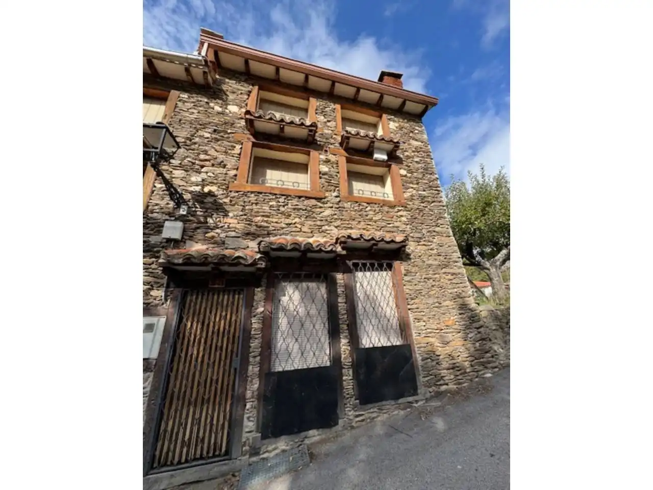 Vista exterior de Casa o xalet en venda en El Cardoso de la Sierra amb Calefacció i Moblat