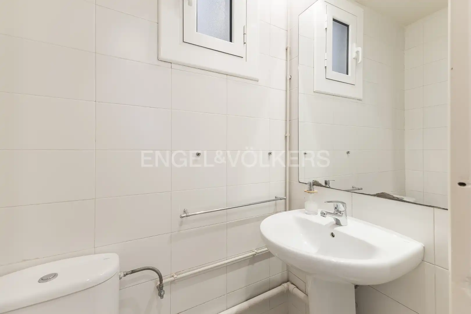 Bathroom of Flat for rent in Barcelona  with Air Conditioner, Heating and Balcony