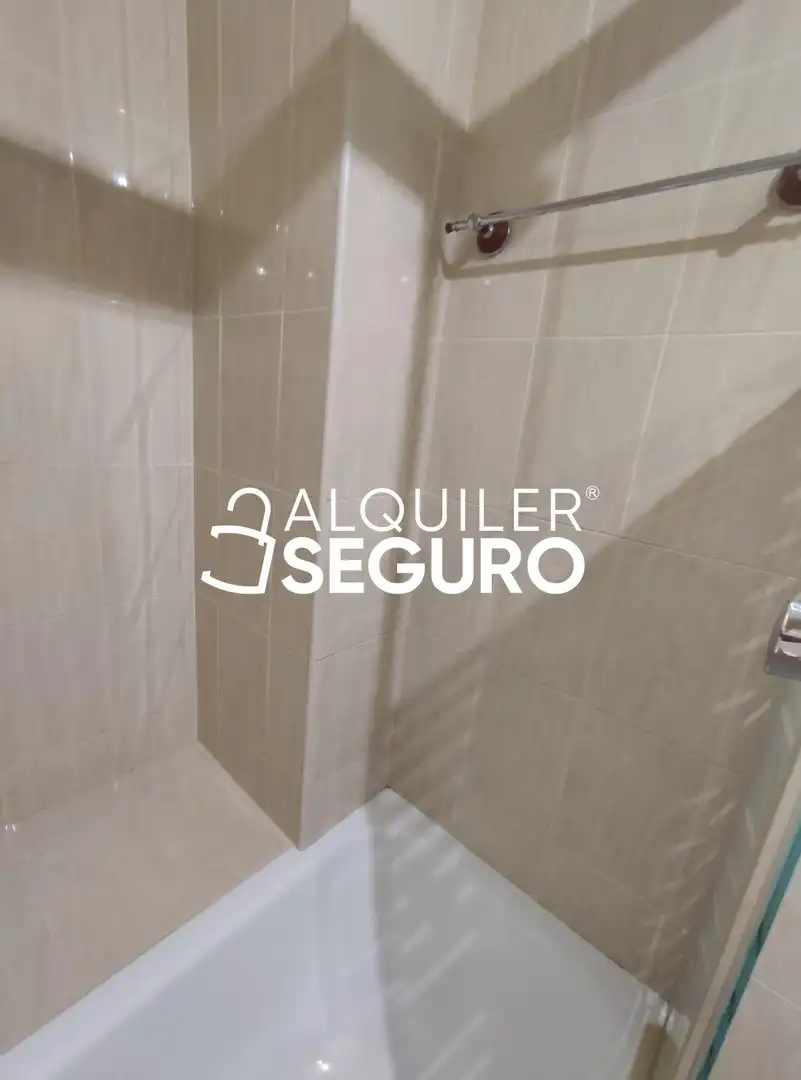 Bany de Pis de lloguer en Barakaldo  amb Calefacció i Moblat