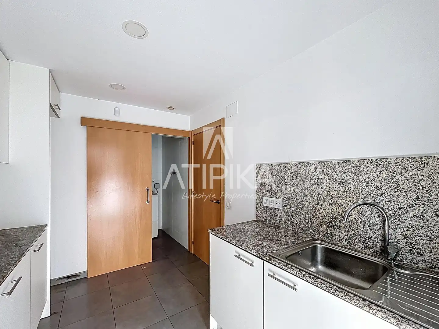 Kitchen of Flat for sale in L'Hospitalet de Llobregat  with Heating, Parquet flooring and Terrace