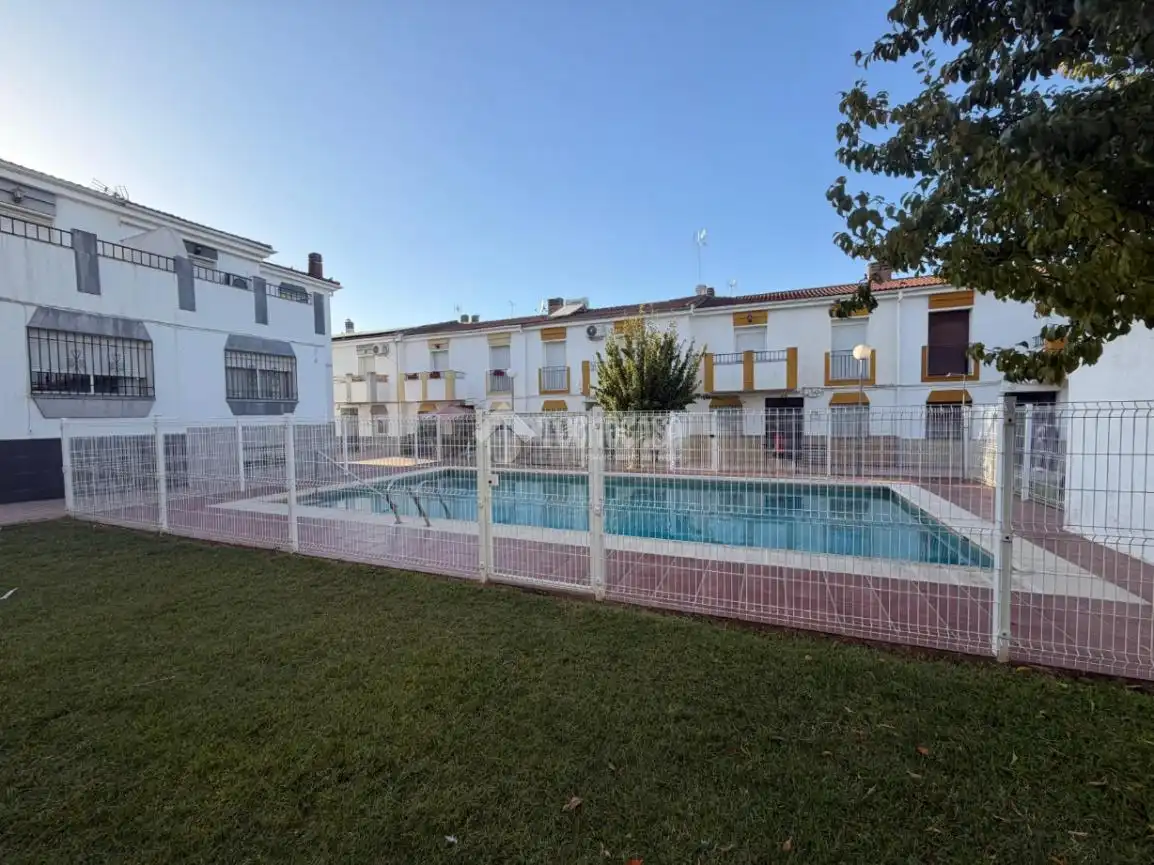 Vista exterior de Casa adosada en venta en Mengíbar con Aire acondicionado, Amueblado y Balcón