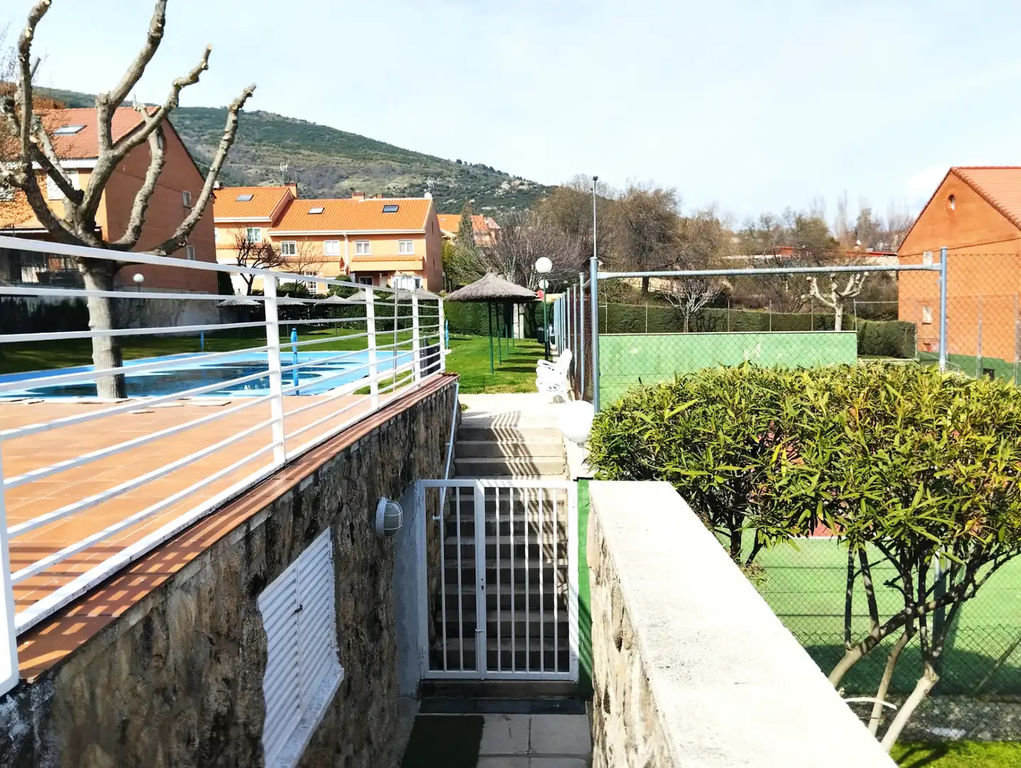 Piscina de Casa adosada en venta en San Lorenzo de El Escorial con Aire acondicionado, Calefacción y Jardín privado