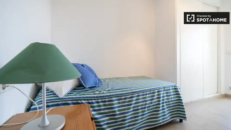 Habitación de Piso de alquiler en Valencia con Aire acondicionado, Calefacción y Amueblado