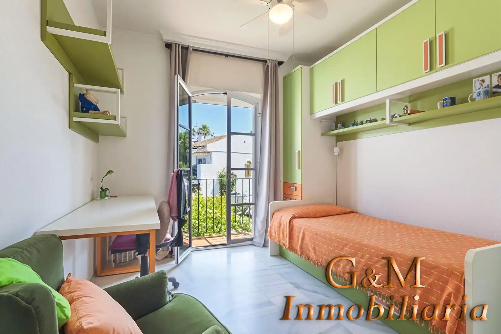 Terrasse von Einfamilien-Reihenhaus zum Verkauf in Estepona mit Privatgarten, Terrasse und Balkon