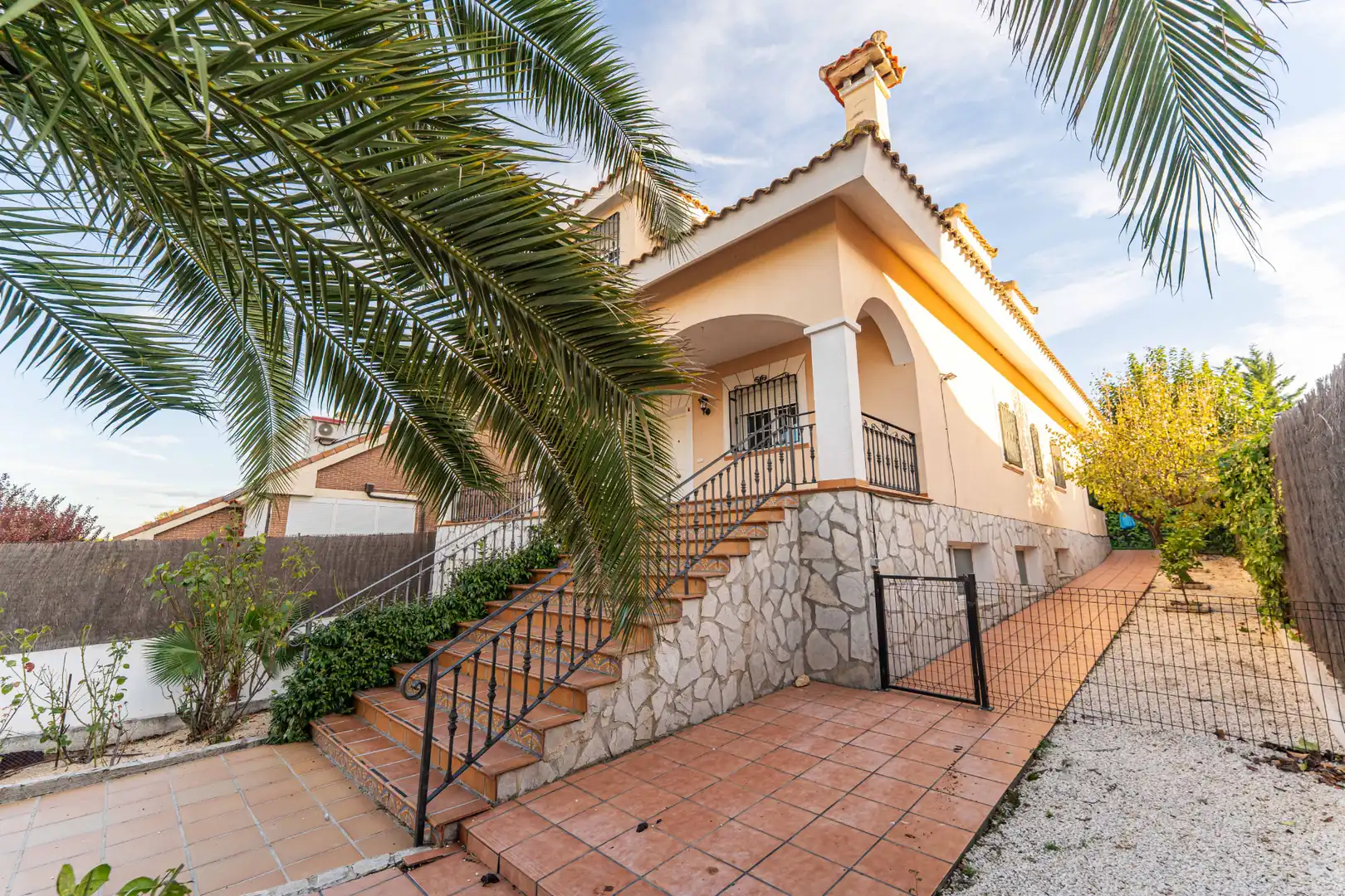 Exterior view of Houses for sale in Sevilla la Nueva  with Air Conditioner, Heating and Private garden