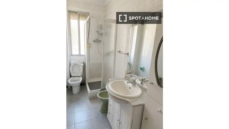 Baño de Apartamento para compartir en Madrid con Aire acondicionado, Calefacción y Terraza