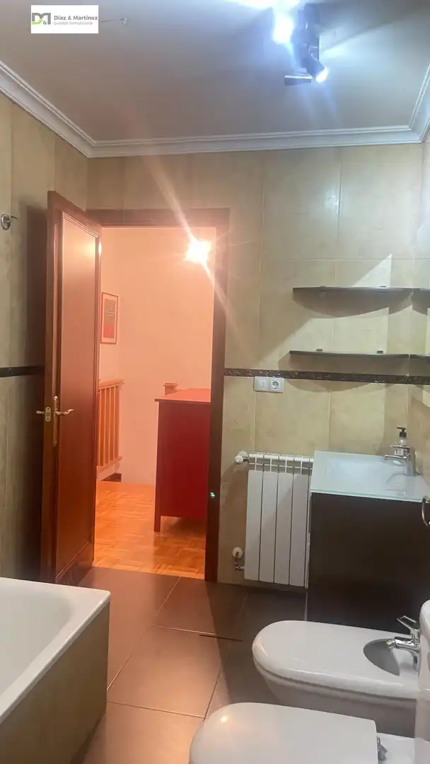 Baño de Piso en venta en Oviedo  con Calefacción, Parquet y Trastero