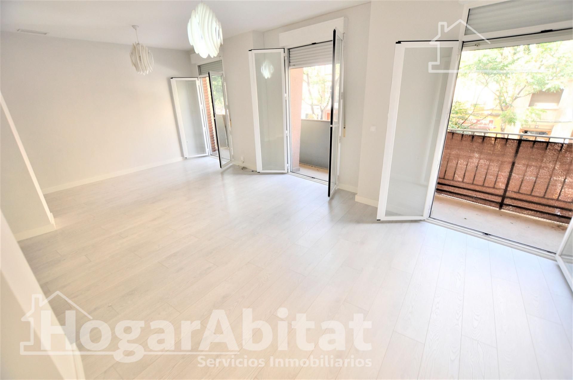 Sala d'estar de Pis en venda en  Valencia Capital amb Calefacció, Parquet i Balcó