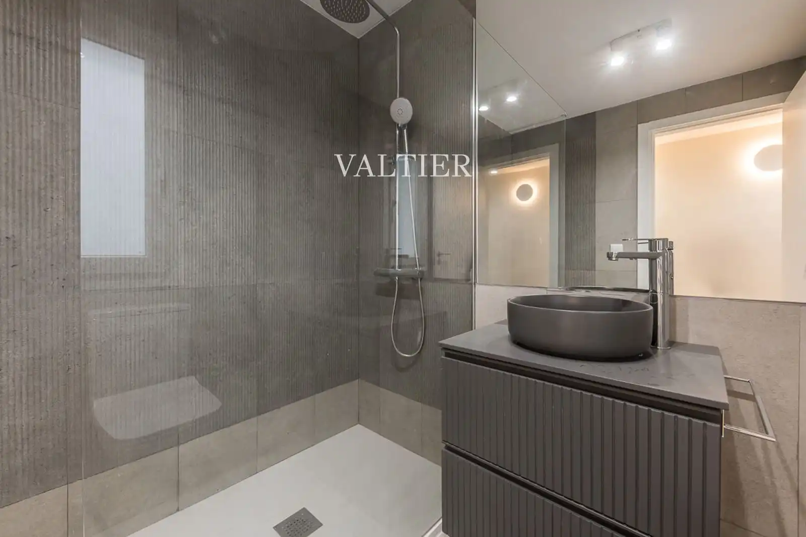Badezimmer von Wohnung zur Miete in Madrid mit Klimaanlage, Terrasse und Möbliert