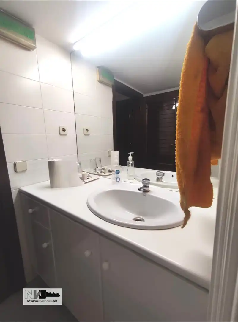 Bathroom of Office for rent in  Pamplona / Iruña  with Heating