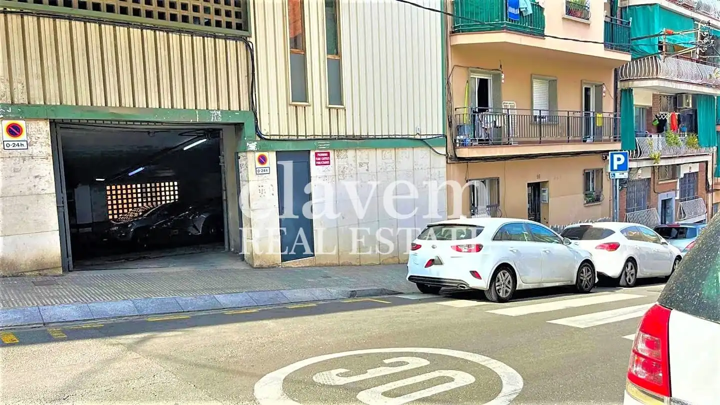 Vista exterior de Garatge en venda en Barcelona