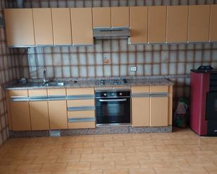 Cuina de Pis de lloguer en Santa Comba amb Calefacció, Moblat i Forn