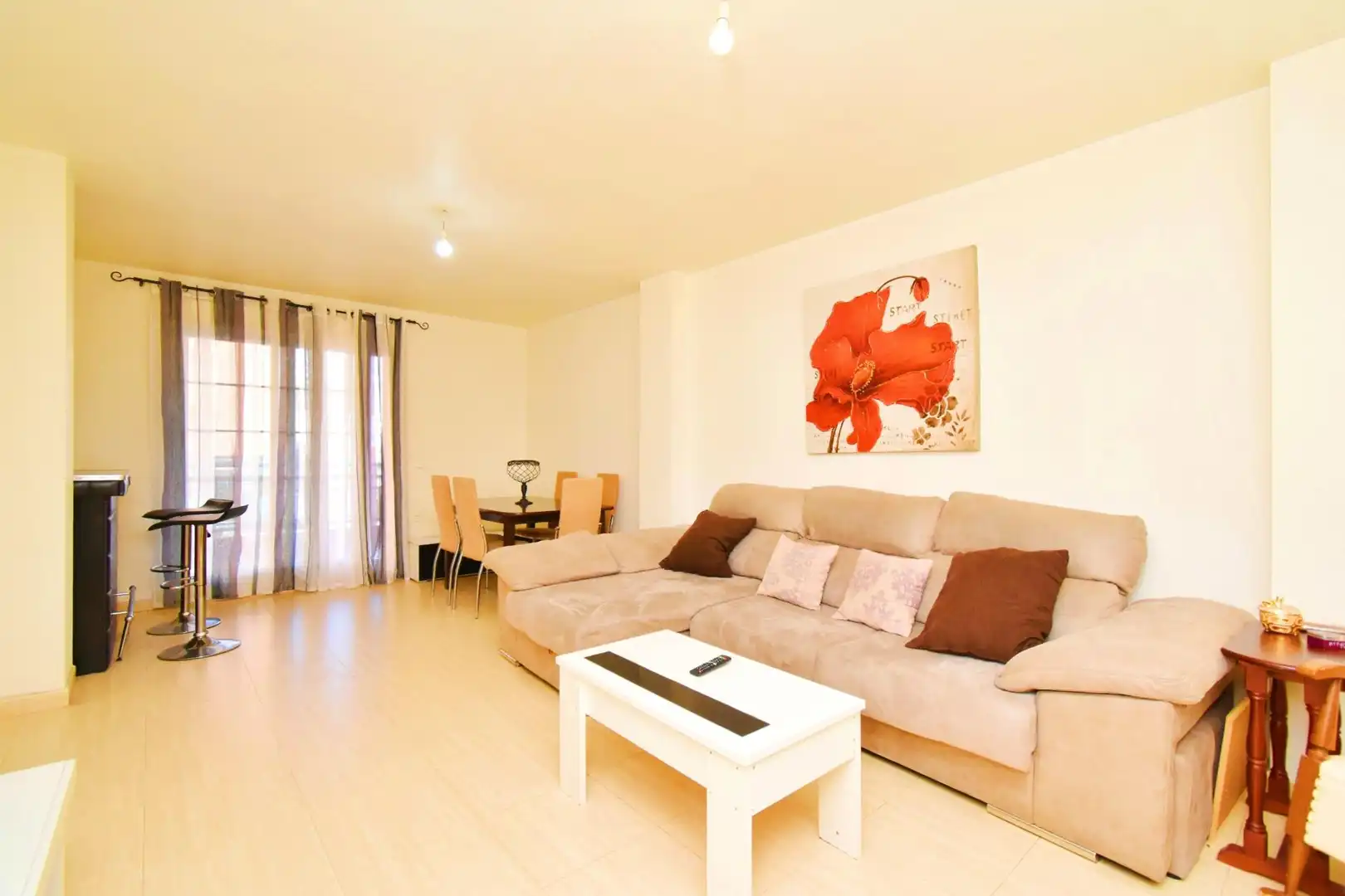 Sala de estar de Piso en venta en Roquetas de Mar con Terraza y Piscina comunitaria