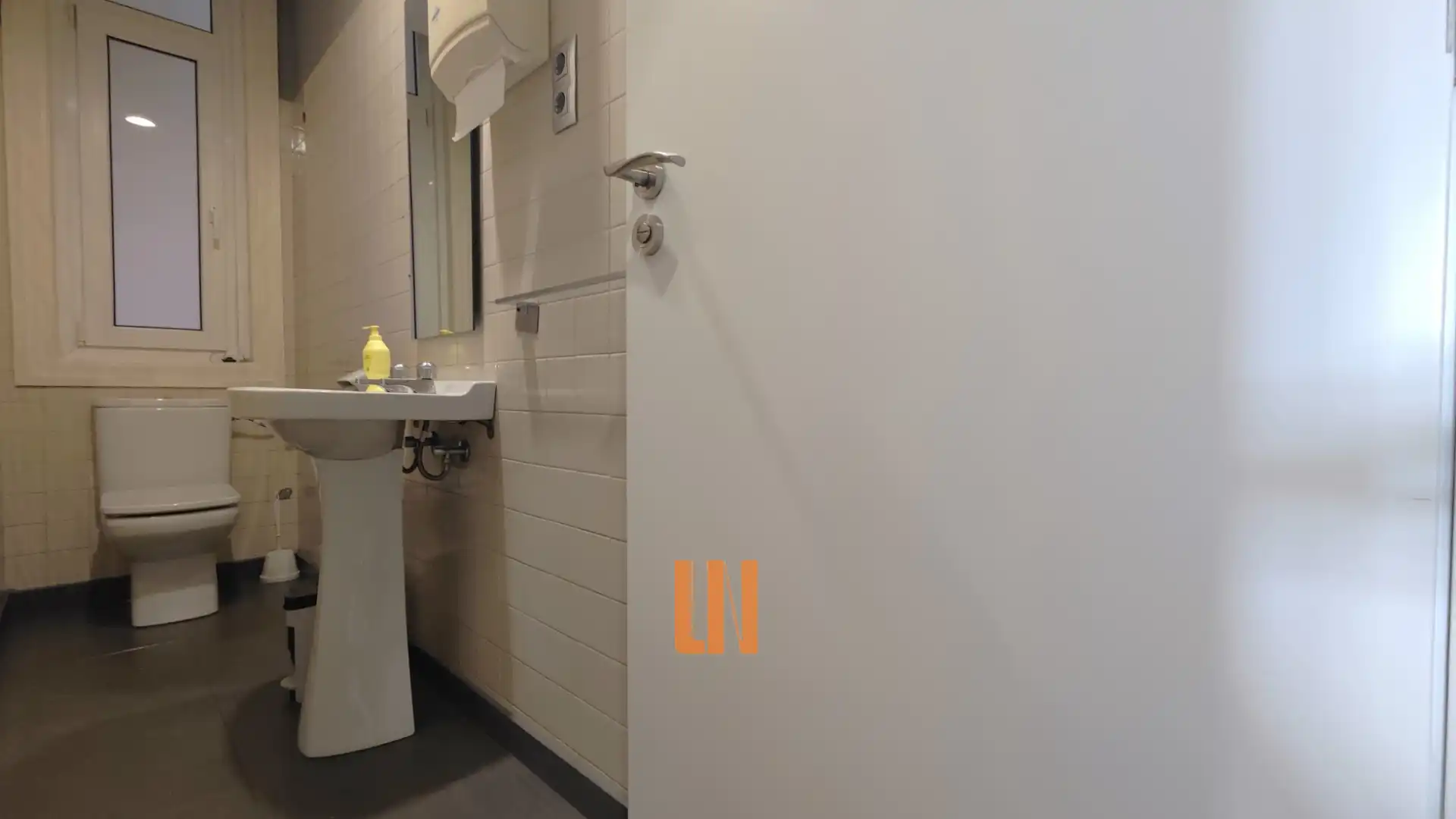 Baño de Oficina de alquiler en A Coruña Capital  con Calefacción y Internet