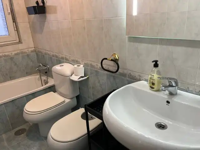 Badezimmer von Wohnungen zur Miete in Oviedo  mit Heizung, Parkett und Möbliert