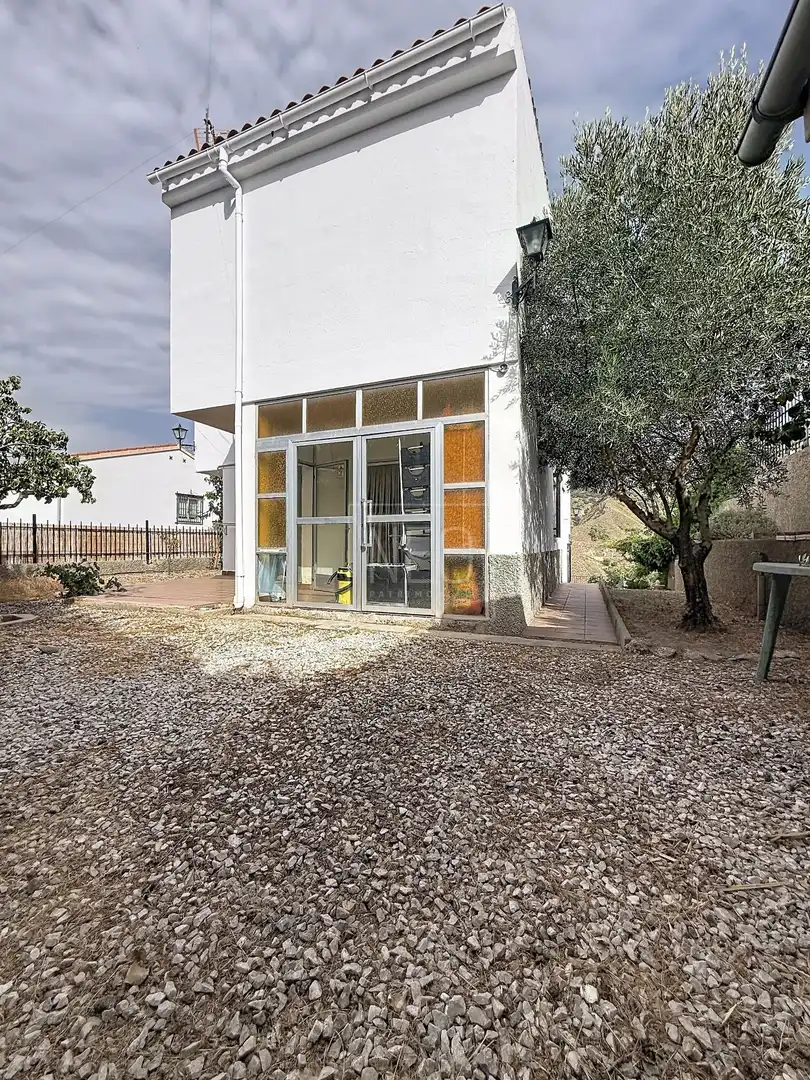 Vista exterior de Casa o xalet en venda en Pinos Genil amb Aire condicionat, Calefacció i Terrassa