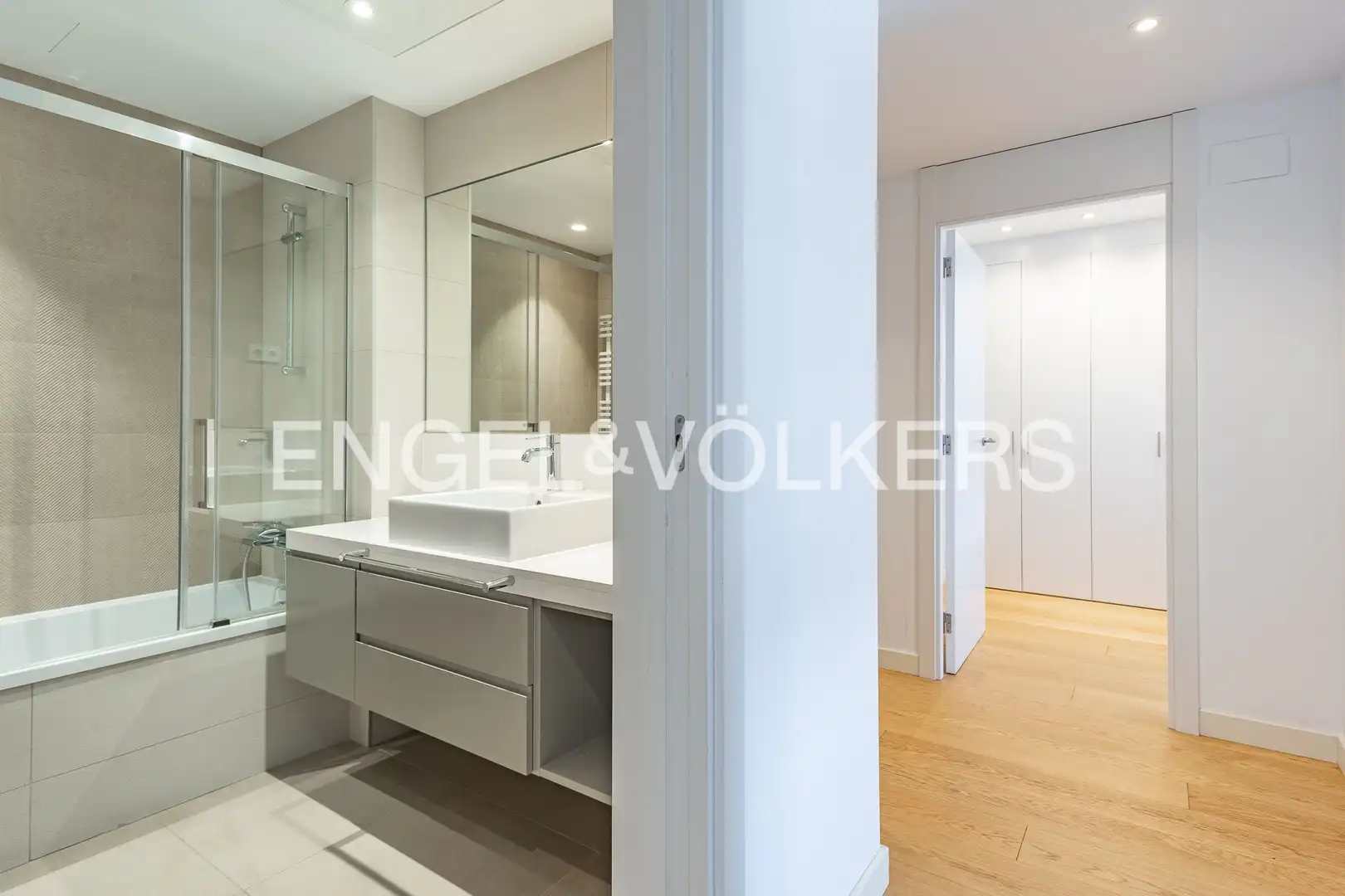 Baño de Piso de alquiler en Barcelona con Aire acondicionado, Calefacción y Parquet