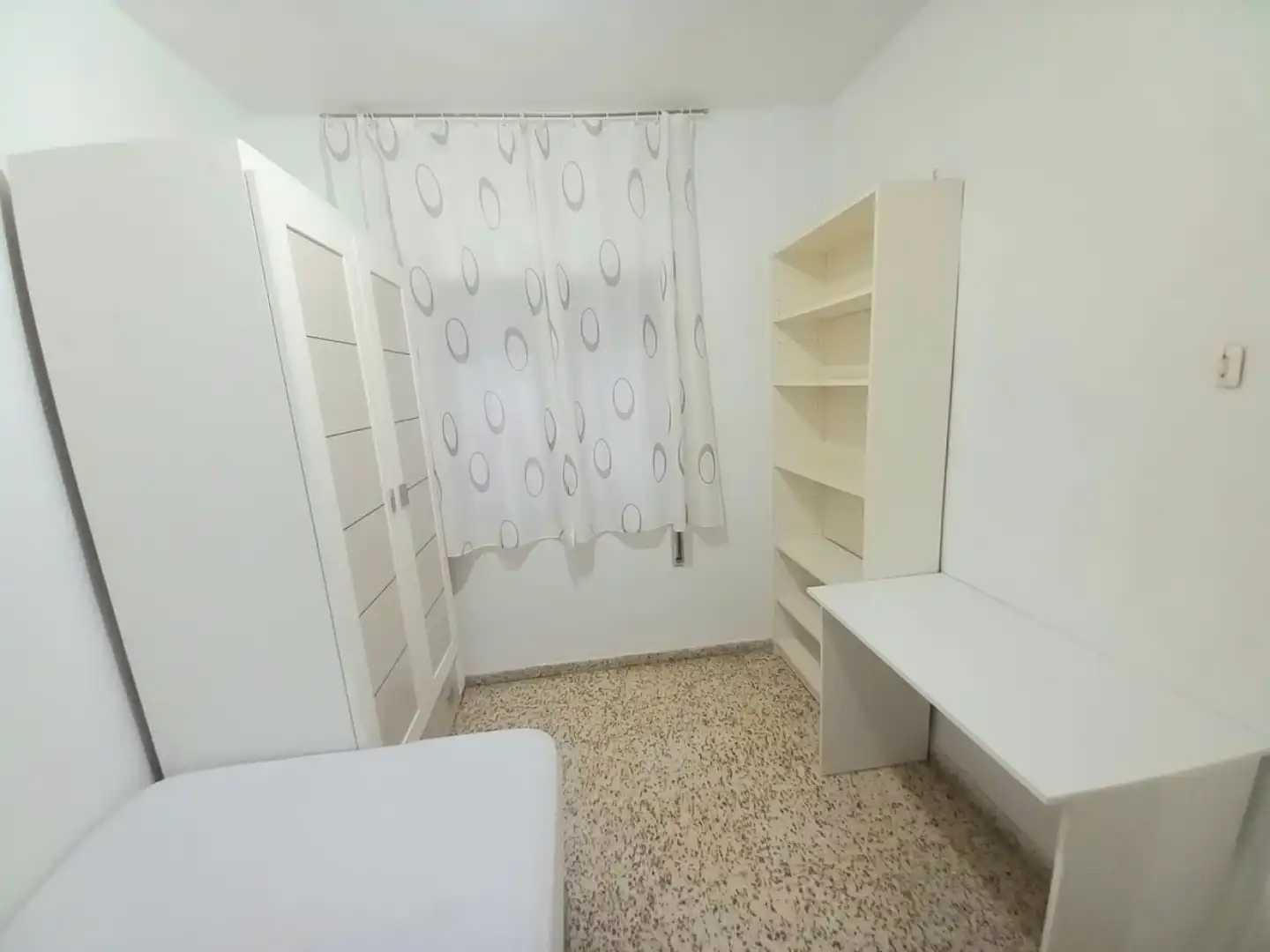 Schlafzimmer von Wohnungen zur Miete in Murcia mit Möbliert, Waschmaschine und Balkon