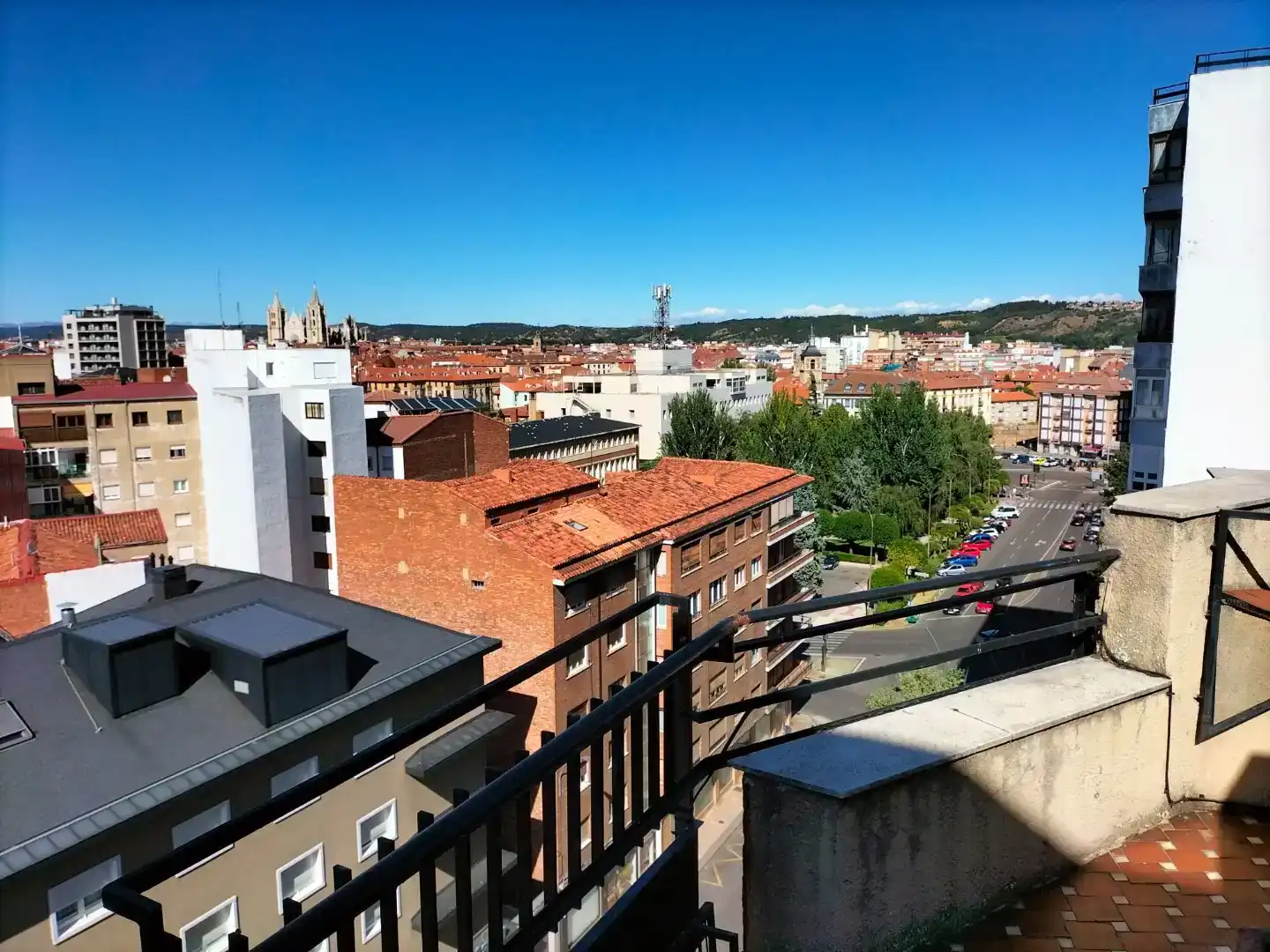 Vista exterior de Piso para compartir en León Capital  con Parquet, Amueblado y Balcón