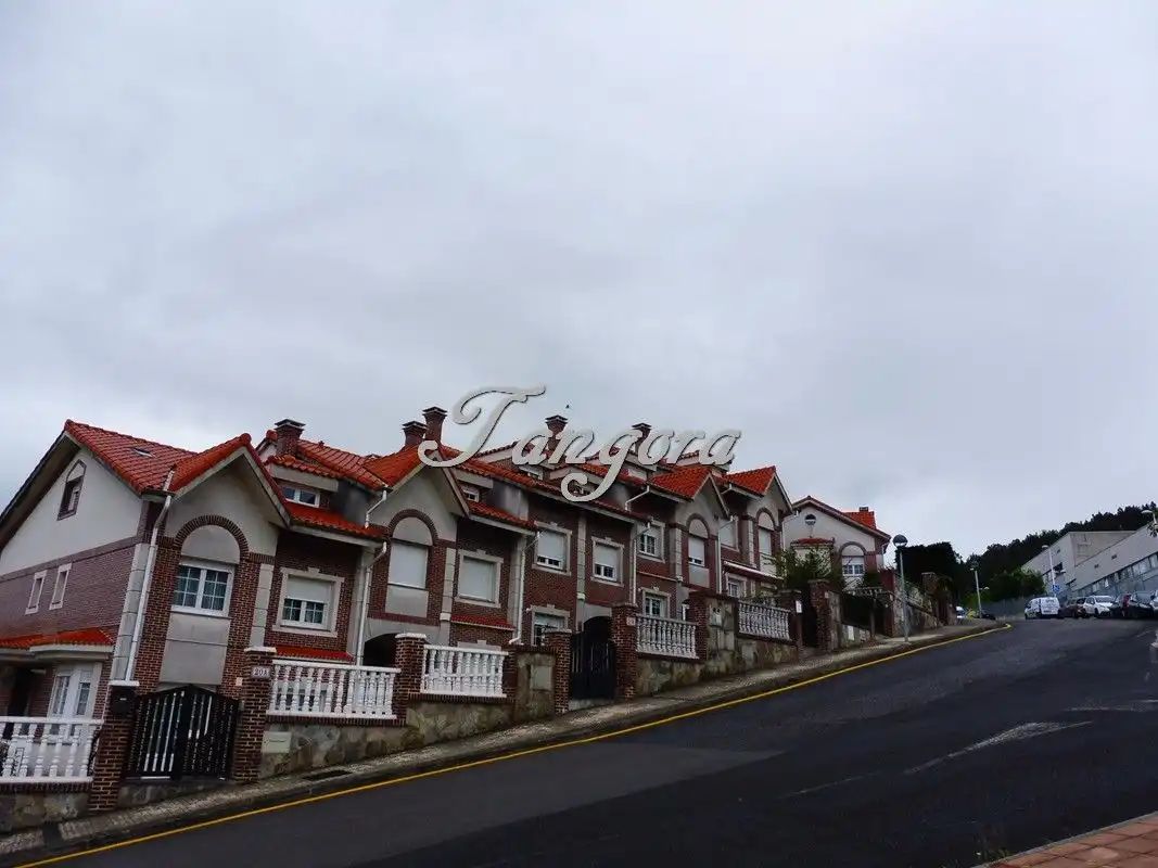 Außenansicht von Einfamilien-Reihenhaus zum Verkauf in Castro-Urdiales mit Heizung, Parkett und Terrasse