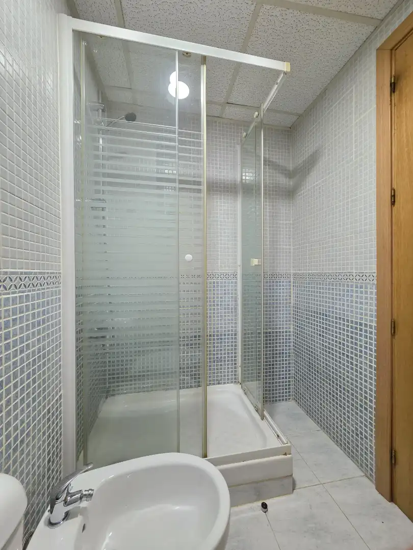 Bathroom of Flat for sale in Madrid  with Air Conditioner, Heating and Private garden