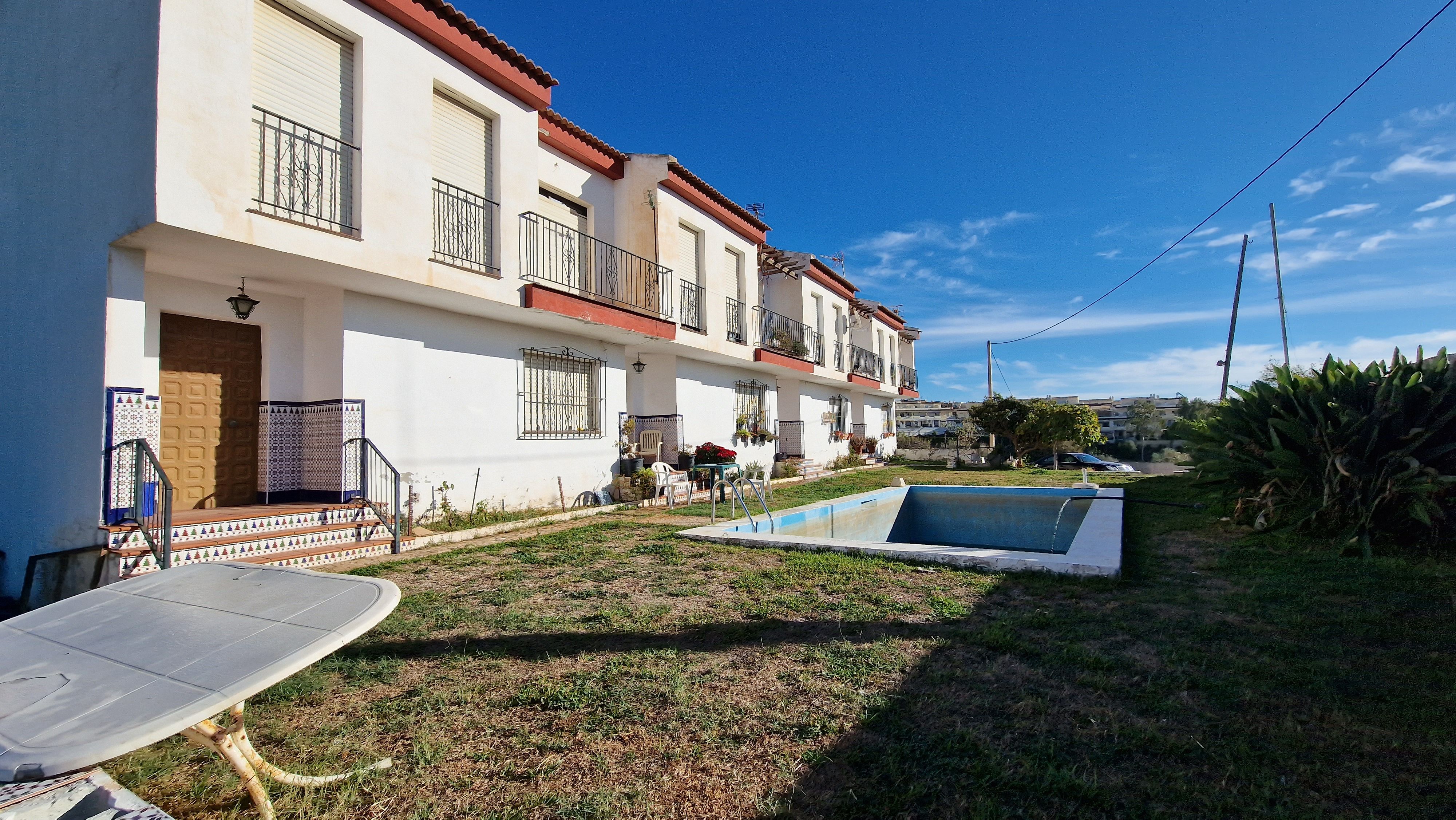 Vista exterior de Edifici en venda en Rincón de la Victoria amb Piscina comunitària