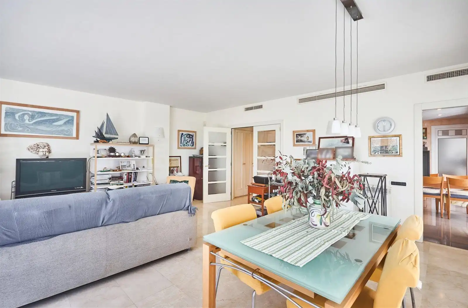 Sala de estar de Piso en venta en Sitges con Calefacción, Terraza y Piscina