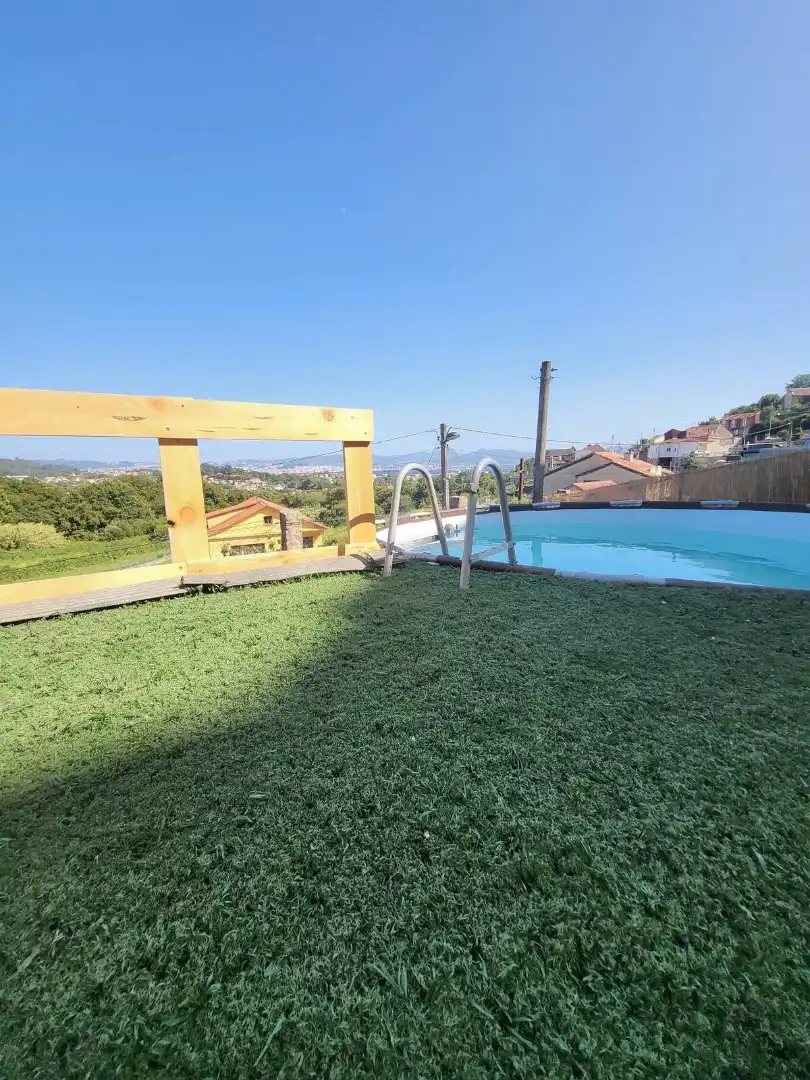 Piscina de Casa adosada de lloguer en Cangas  amb Calefacció, Jardí privat i Parquet